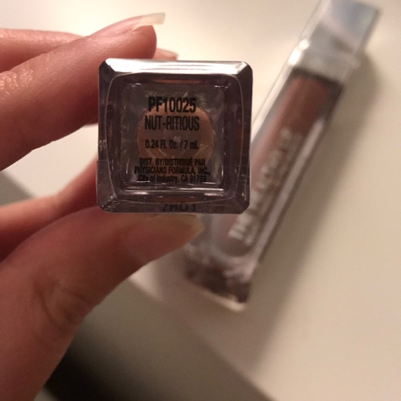 Lipstick - Picture 3 of 4